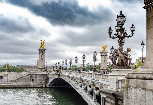 El puente de Alejandro III en la capital de Francia, París en el otoño . —  Fotos de Stock