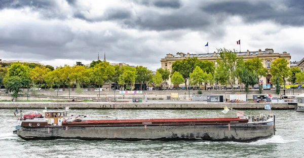 Fransa 'nın başkenti Paris' teki Seine nehrinin manzarası. — Stok fotoğraf