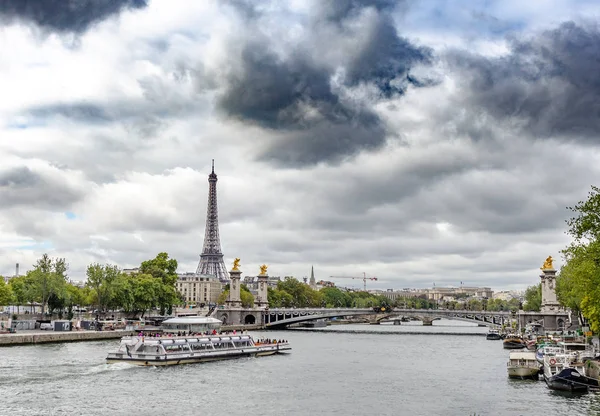 Vista del río Sena en París, la capital de Francia . —  Fotos de Stock