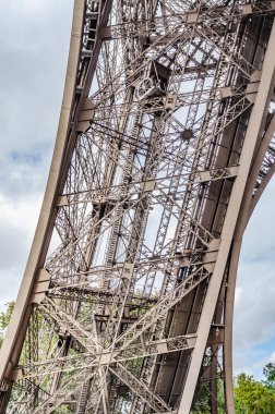 Paris, Fransa. İnşaat Eyfel Kulesi, aşağıdan manzara.