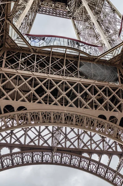 Paris, Frankreich. Bau Eiffelturm, Blick von unten. — Stockfoto