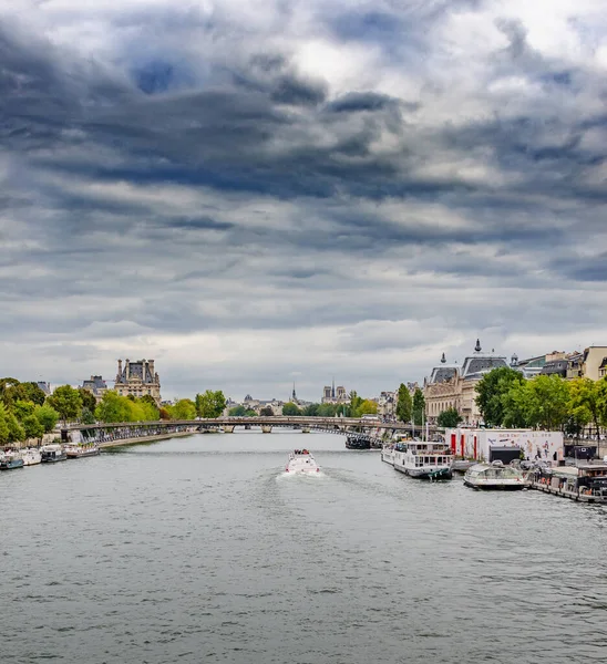 Vista del río Sena en París, la capital de Francia . —  Fotos de Stock