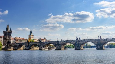 Çek Cumhuriyeti 'nin başkenti Prag' daki Charles Köprüsü ve Vltava Nehri manzarası.