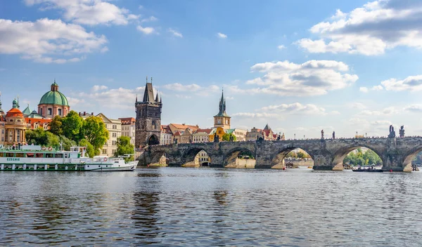 View of the Charles Bridge and the Vltava River in Prague, the capital of the Czech Republic. — Stock Photo, Image