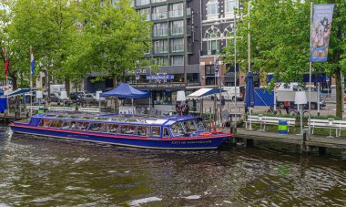 Bulutlu bir günde Amsterdam 'ın su kanalları.