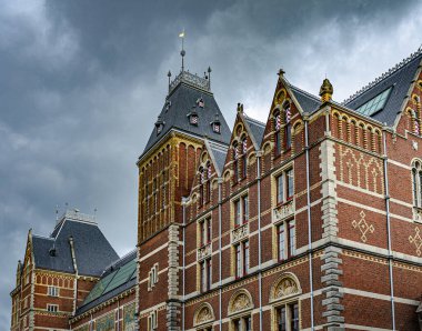 Amsterdam şehir merkezindeki tren istasyonu..