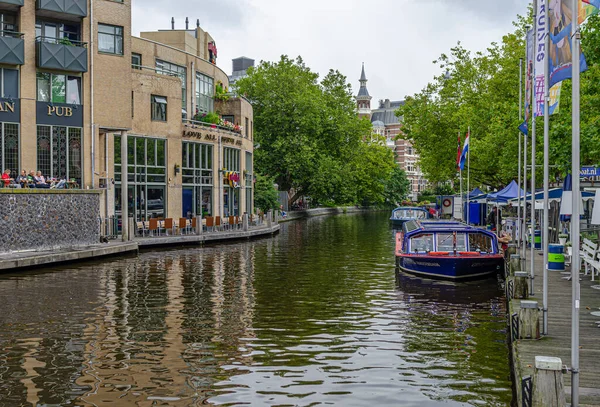 Bulutlu bir günde Amsterdam 'ın su kanalları.