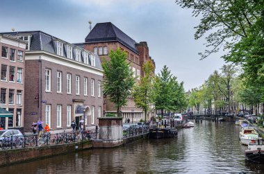 Bulutlu bir günde Amsterdam 'ın su kanalları.