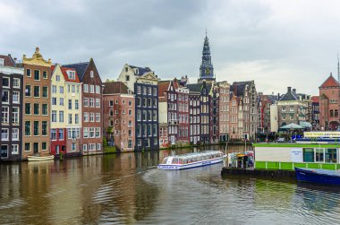 Bulutlu bir günde Amsterdam 'ın su kanalları.