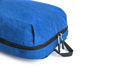 Beyaz üzerinde mavi bir sırt çantası