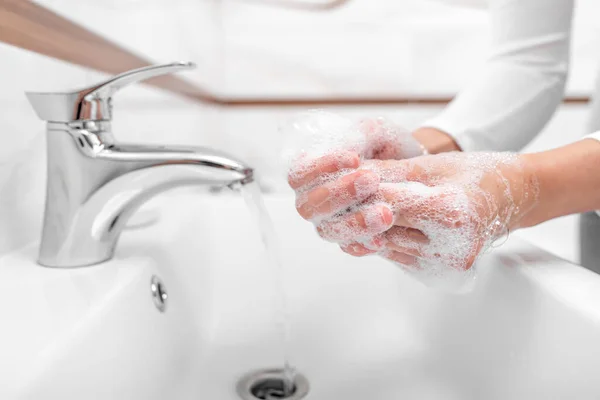 Birisi tuvaletteyken ellerini sabunla yıkıyor.. — Stok fotoğraf