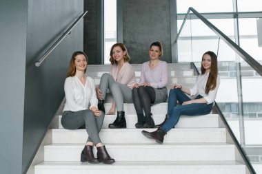 Kız bir ofis binası olarak genç iş takım