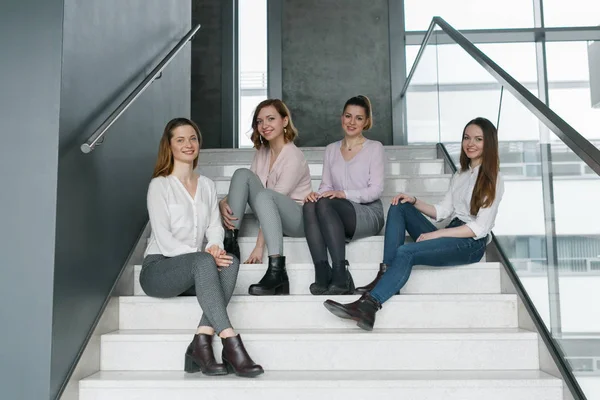 Jonge business team van meisjes in een kantoorgebouw — Stockfoto