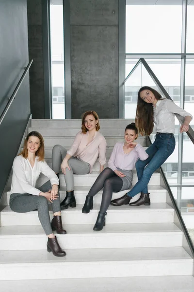 Jovem equipe de negócios de meninas em um prédio de escritórios — Fotografia de Stock