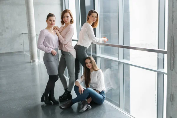 事務所ビルでの女の子の若いビジネス チーム — ストック写真