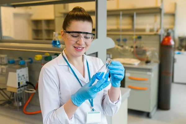 Jeune fille dans le laboratoire, expériences Photo De Stock