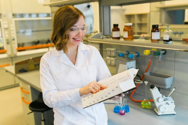 Jeune fille dans le laboratoire, expériences Image En Vente