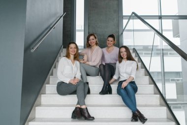 Kız bir ofis binası olarak genç iş takım