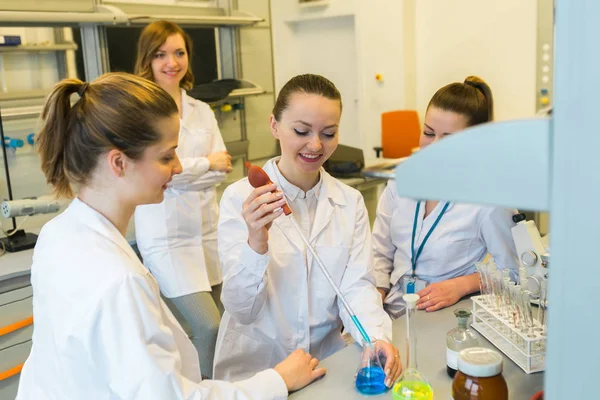 Groupe de jolies filles faire des expériences dans un professionnel la Photo De Stock