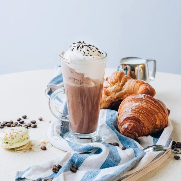 Ízletes sütő- és aromás kávét a francia stílus Stock Kép