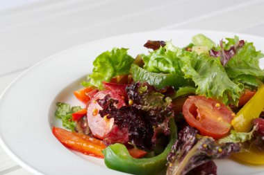 Beyaz tabakta sebzeli salata. Yiyecekler yakın plan..