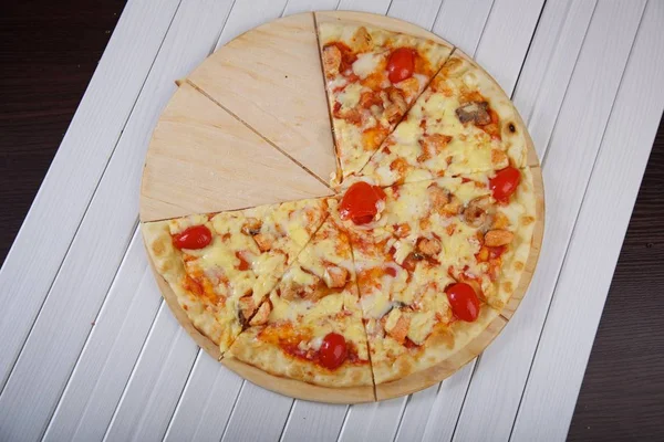 Pizza Scheiben Auf Holzteller — Stockfoto