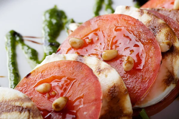 Salade Avec Fromage Tomates Sur Assiette Blanche Gros Plan Sur Photos De Stock Libres De Droits