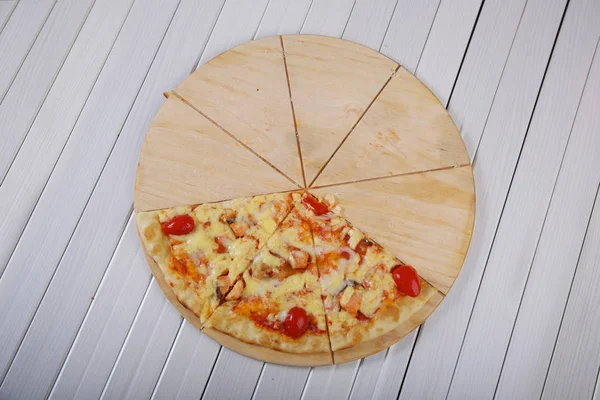Нарезанная Пицца Деревянной Тарелке Лицензионные Стоковые Изображения