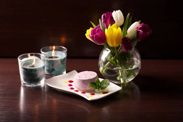 Gâteau Savoureux Avec Belles Fleurs Tulipes Verre Photo De Stock