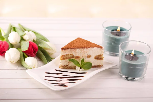 Вкусный Торт Красивыми Цветами Тюльпана Стекле Лицензионные Стоковые Фото