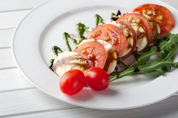 Salade Avec Fromage Tomates Sur Assiette Blanche Gros Plan Sur Images De Stock Libres De Droits