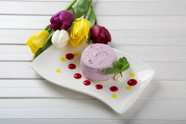 Gâteau Savoureux Avec Belles Fleurs Tulipes Images De Stock Libres De Droits