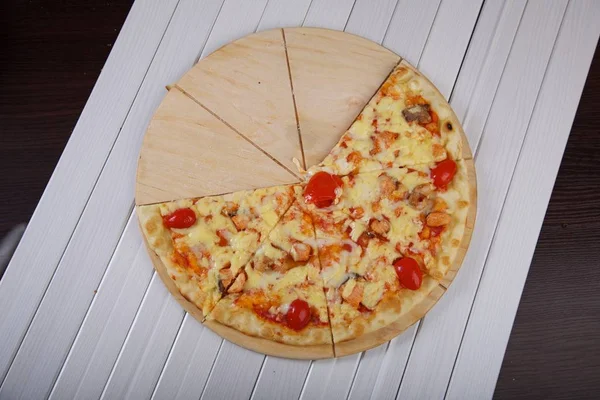 Krájená Pizza Dřevěném Talíři Stock Fotografie