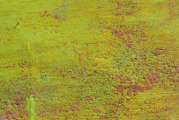 Paslı demir yüzeyi ve eski boya dokusu kalıntıları.