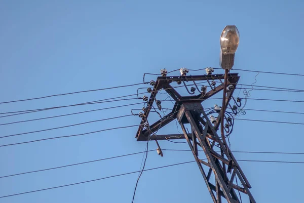 Kablolu eski elektrik direği