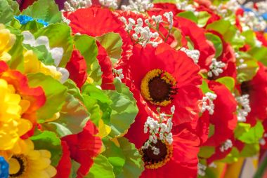 Polietilen, kumaş, odak seçim arka plan çok renkli yapay çiçekler