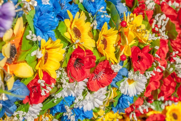 Wielokolorowe kwiaty sztuczne, wykonane z tkaniny, tło, wyboru ostrości — Zdjęcie stockowe