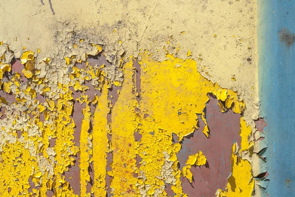 Paslı demir yüzeyi, eski boya kalıntıları, kırık boya, doku arka planı.