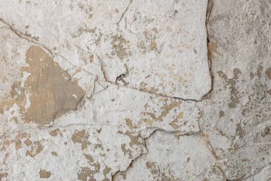 Beton duvar, beyaz arka plan, doku eski yontma sıva