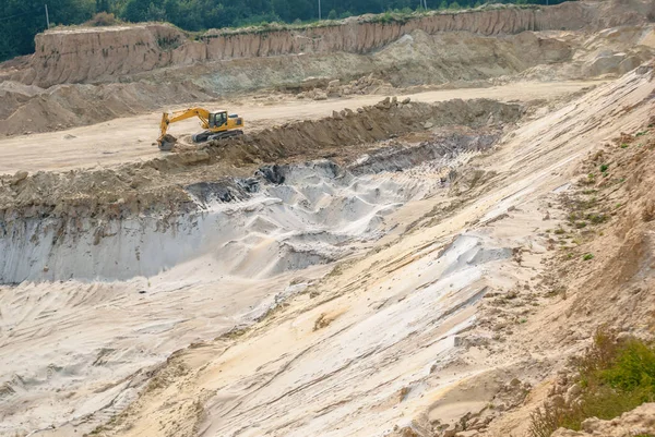 Endüstriyel kum ocağı, kum çukuru, lastik kuma, arka plan izler.