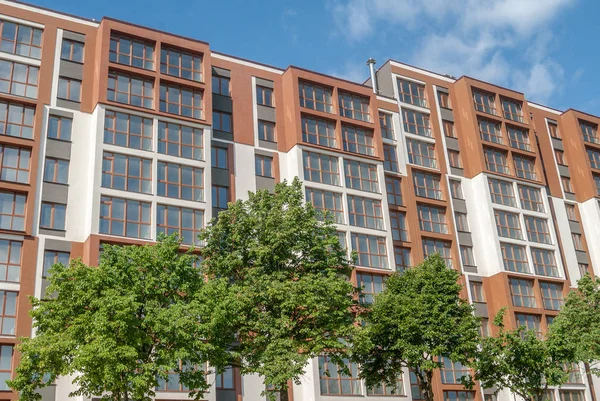 Met meerdere artikelen residentiële nieuwbouw, aanbouw, in de achtergrond — Stockfoto