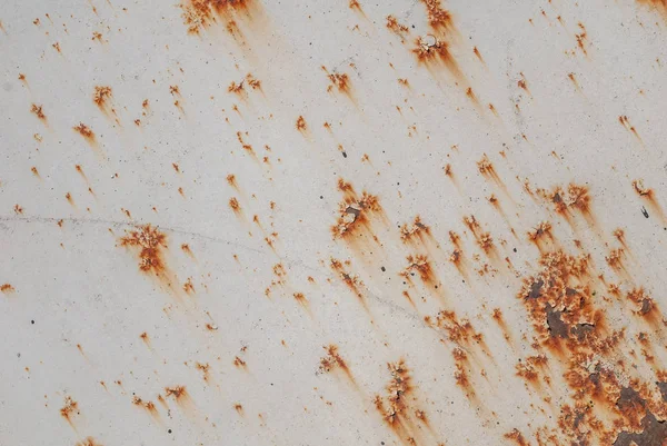 Beyaz arka plan, paslı demir yüzey eski boya kalıntıları ile boya, doku yontma