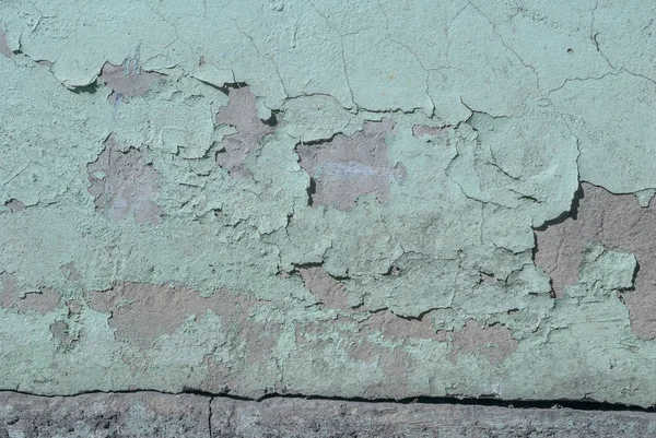 Betonnen muur met oude pleister afgestoken, afgestoken verf, aquamarijn kleur textuur, achtergrond — Stockfoto