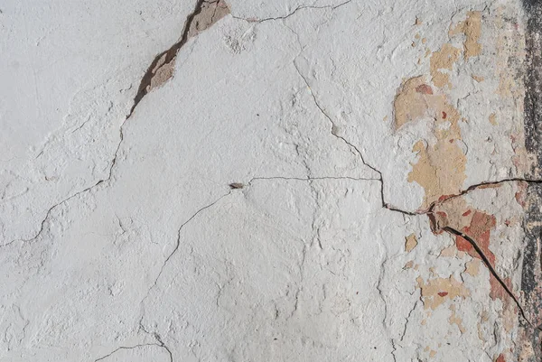 Viejo yeso astillado en la pared de hormigón, grietas en la pared de hormigón viejo, textura gris, fondo — Foto de Stock