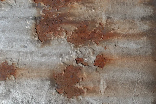 Superfície de ferro enferrujado com restos de tinta antiga, tinta lascada, textura cinza, fundo — Fotografia de Stock
