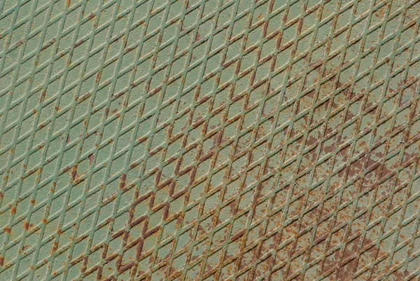 Bølgeplater av stål, malte overflater av jern med stor rusten korrosjon og metallkorrosjon, gammel bakgrunn med avskalling og sprekkdanning, tekstur – stockfoto