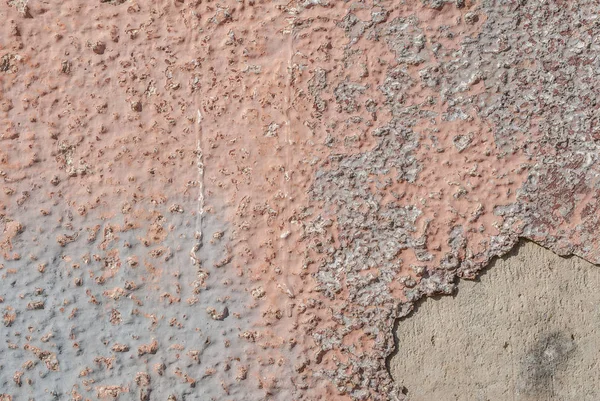 Surface of the old wall with exfoliating and falling off paint as a background, pink texture — Stock Photo, Image