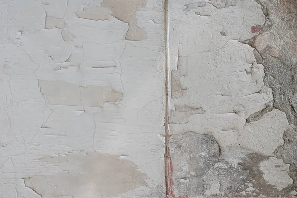 Viejo yeso astillado en la pared de hormigón, pared de mala calidad como fondo, textura gris — Foto de Stock