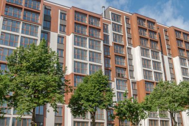 güneşli bir günde, inşaat, arka planda yeni çok öykülü konut yapı