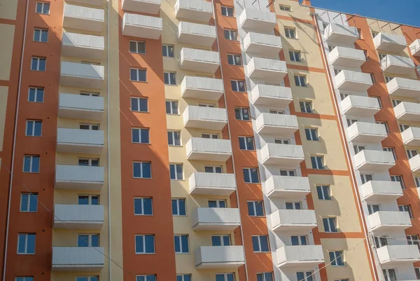 Tipo Nuevo Edificio Residencial Ladrillo Varios Pisos Con Balcones Día — Foto de Stock